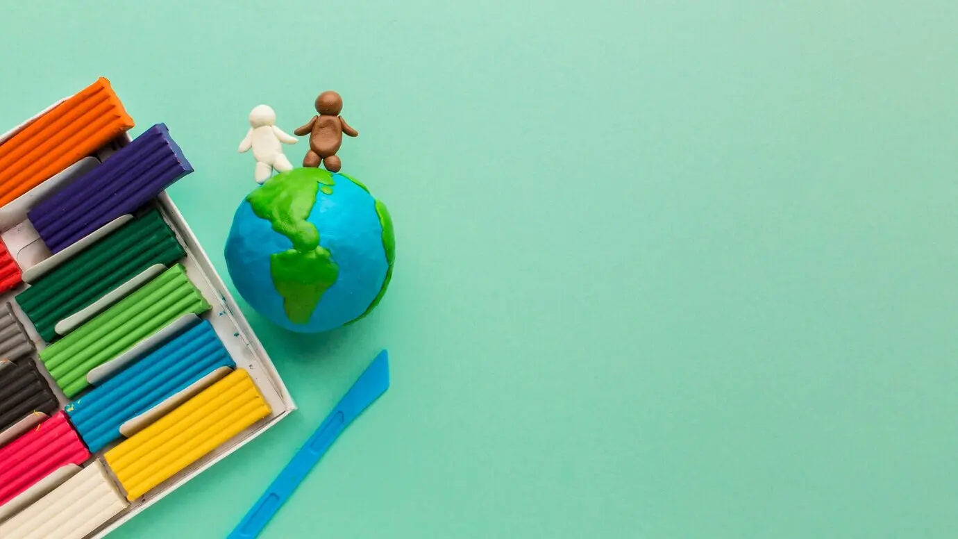 Draufsicht auf einen Handschuh mit Menschenfiguren und Textfreiraum.